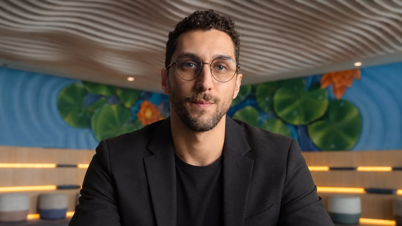 Yago Serafim no estúdio de gravação